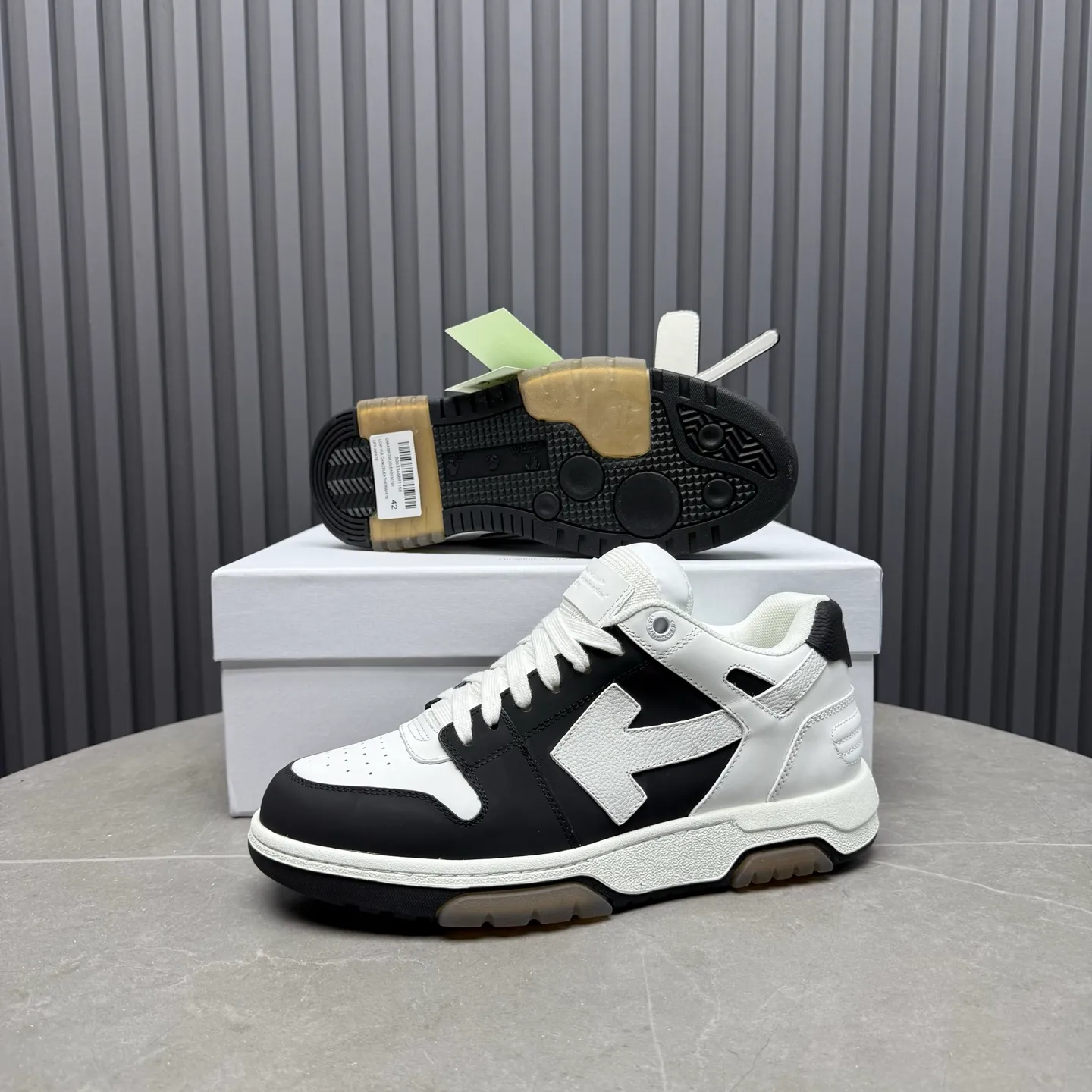 【off- white】P: 620💰Couple model👫, Size: 35-44 (Customized for men 38.45.46) High-quality version👊 "Out of office" series original molding, original lasting, production process 1:1 Original ➰OFF GRAY WHITE OW ➰ First-layer cowhide Imported skin-friendly and environmentally friendly polyester mesh Original molding high elastic and environmentally friendly molding pad Made with the original lasting process. The original molded rubber outsole (never yellows and deforms) has a super correct shape, bright color and strong three-dimensional effect👍. Packaging💯Full set of packaging synchronized with the official website (branded paper, certificate of quality, branded cloth bag)